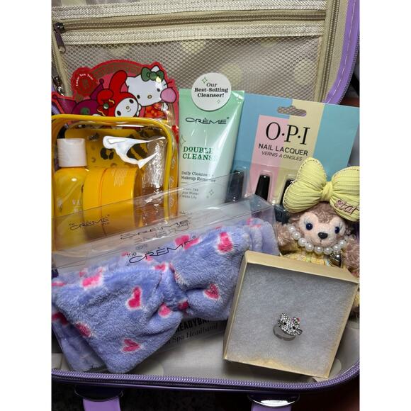 Hello Kitty Other - Hello Kitty Girls or Women's suitcase or large makeup case Valentine gift set